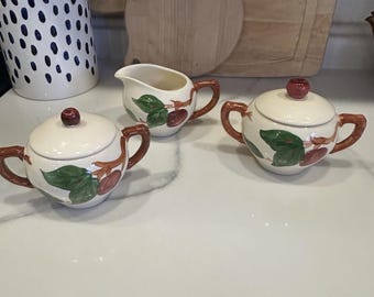 Franciskanska äppelsockerskålar 2 med lock - 1 gräddkanna Vintage Tillverkad i USA och England