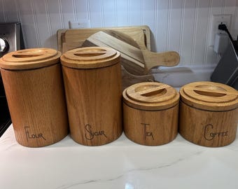 Conjunto de 4 peças empilháveis ​​de latas vintage Cornwall em madeira de carvalho com toque suave, estilo dinamarquês moderno de meados do século XX.