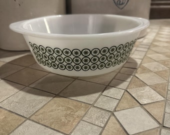 Vintage witte ovengerei met groen omcirkeld asterisk-ontwerp 1 1/2 Qt MCM retro