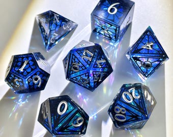 Dados de resina pintados con patrón negro, dados poliédricos únicos para juegos de rol.