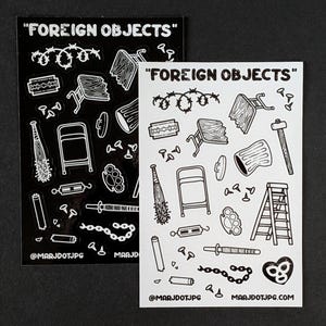 Può includere: Due fogli di adesivi, uno nero e uno bianco, con la scritta "FOREIGN OBJECTS" in alto. Gli adesivi presentano illustrazioni disegnate a mano di vari oggetti, tra cui una mazza da baseball, una sedia e filo spinato. Il nome dell'artista è in basso.