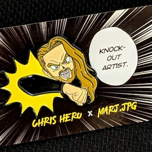 Broche en émail Chris Hero