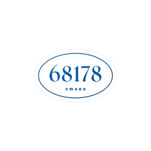 Peut inclure: Autocollant ovale blanc avec une bordure bleue. Le numéro "68178" est en bleu, avec "omaha" imprimé en dessous en plus petit.