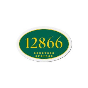 Peut inclure: Un autocollant ovale avec une bordure blanche, une bordure intérieure dorée et un centre vert foncé. Le numéro "12866" est en or, avec "SARATOGA SPRINGS" en dessous en or. L'autocollant est probablement un identifiant de ville.