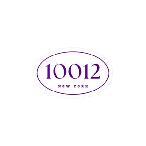 Peut inclure: Un autocollant ovale avec le texte "10012 NEW YORK" en violet foncé. Le texte est à l'intérieur d'un ovale blanc avec un fin bord violet, sur fond blanc.