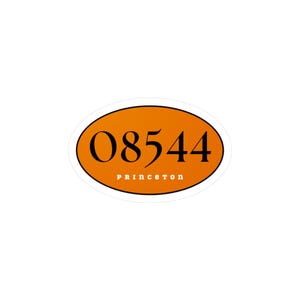Peut inclure: Un autocollant ovale orange avec le numéro "08544" en noir et le mot "Princeton" en dessous en plus petit texte noir. L'autocollant a une bordure blanche et est sur fond blanc.