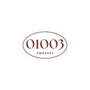 Peut inclure: Autocollant ovale avec le numéro "01003" en police bordeaux, avec le mot "AMHERST" en dessous. L'autocollant a une bordure blanche et est posé sur un fond blanc.