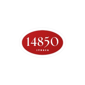 Peut inclure: Un autocollant ovale avec un fond rouge et une bordure blanche. Le numéro "14850" est imprimé en blanc, avec le mot "Ithaca" en dessous dans une police plus petite. L'autocollant est sur un fond blanc.