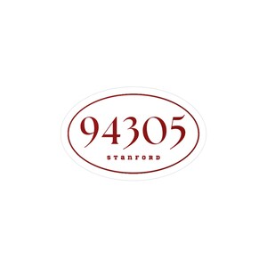 Peut inclure: Un autocollant ovale avec une bordure bordeaux et un fond blanc. L'autocollant présente le numéro "94305" en bordeaux, avec "STANFORD" imprimé en dessous dans une police bordeaux plus petite.
