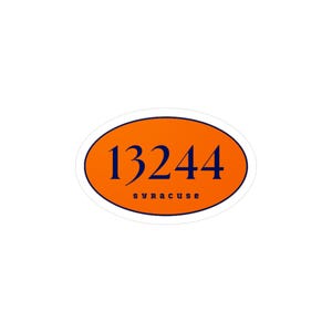 Peut inclure: Autocollant ovale avec un fond orange et une bordure blanche. L'autocollant présente le numéro "13244" en bleu marine, avec "syracuse" écrit en dessous en bleu marine.
