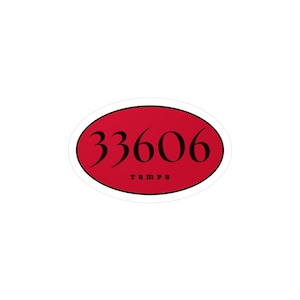 Peut inclure: Un autocollant ovale rouge avec le numéro "33606" en noir et le mot "Tampa" en petits caractères noirs en dessous. L'autocollant a une bordure blanche et est sur fond blanc.