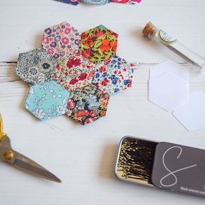 Confezione da 49 esagoni Liberty Lawn EPP pretagliati da 1 pollice (2,5 cm) e modelli di carta corrispondenti. English Paper Piecing da 0,75 pollici (2 cm).