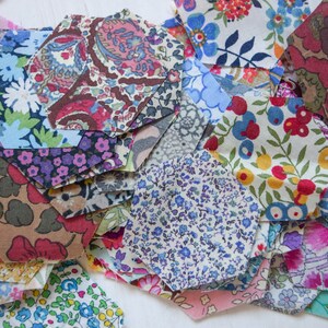 Pack of 49 1 2.5cm Pre-cut Liberty lawn EPP Hexies and corresponding paper templates 0.75 2cm English Paper Piecing. image 4