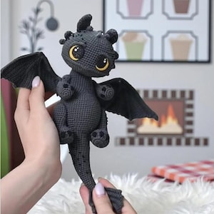 Tandeloos gehaakt drakenamigurumipatroon: Night Fury-pluche (pdf)