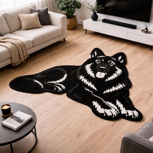Pode incluir: Um tapete preto e branco em forma de cão. O tapete apresenta um design detalhado de um cão deitado, com detalhes brancos no peito, patas e rosto. O tapete está colocado sobre um chão de madeira clara numa sala de estar.