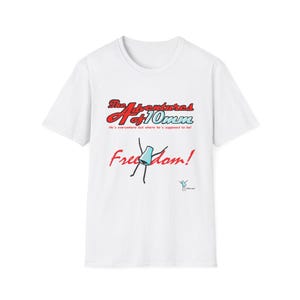 Puede incluir: Una camiseta blanca de manga corta con un gráfico que incluye el texto The Adventures of 10mm, He's everywhere but where he's supposed to be!, Freedom! y Who me?. El diseño muestra un pequeño personaje de palo azul con extremidades negras finas.