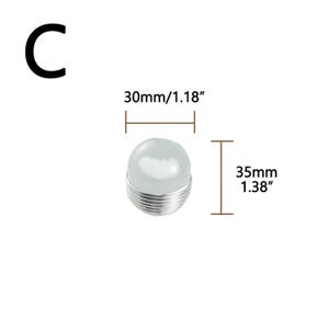 K&ouml;nnte beinhalten: Ein klares, kugelf&ouml;rmiges Objekt mit einem silbernen Drahtfu&szlig;. Das Objekt ist 35 mm hoch und 30 mm breit. Der Buchstabe "C" befindet sich in der oberen linken Ecke.