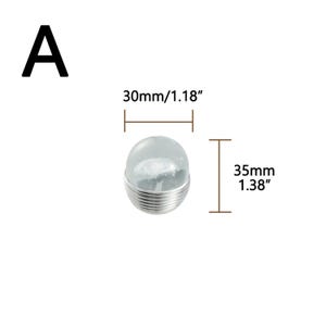 K&ouml;nnte beinhalten: Eine klare Glaskugel mit Galaxiemuster, 30 mm Durchmesser und 35 mm hoch, sitzt auf einem silbernen Metallsockel. Der Buchstabe "A" befindet sich in der oberen linken Ecke.
