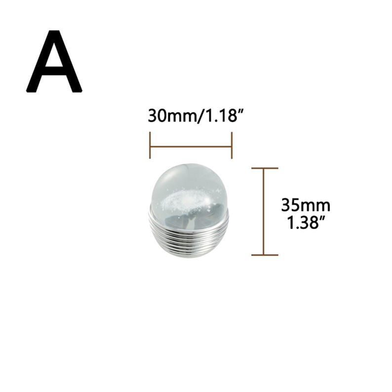 K&ouml;nnte beinhalten: Eine klare Glaskugel mit Galaxiemuster, 30 mm Durchmesser und 35 mm hoch, sitzt auf einem silbernen Metallsockel. Der Buchstabe "A" befindet sich in der oberen linken Ecke.