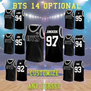 Puede incluir: Camisetas de baloncesto negras con ribetes y letras blancas. Las camisetas presentan el texto "BTS" y varios nombres y números de jugadores, incluyendo "J-Hope 94", "Jimin 95" y "Jungkook 97". La imagen también incluye el texto "Personaliza cualquier camiseta".