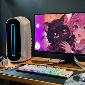 Puede incluir: Una configuración de juego con una torre de ordenador blanca y negra, un monitor que muestra arte de anime, un teclado con luces de colores, un ratón y auriculares. La configuración está sobre un escritorio de madera.