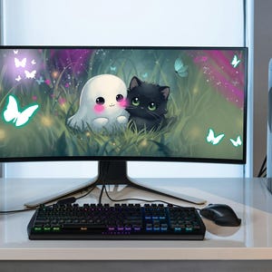 Puede incluir: Una configuración de juego con un monitor curvo que muestra una imagen de dibujos animados de un fantasma y un gato negro. La configuración incluye un teclado negro, un ratón, auriculares y una torre de ordenador negra con detalles en azul. El escritorio es blanco.