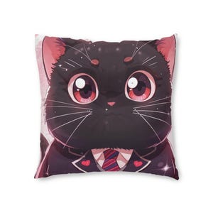 Puede incluir: Cojín cuadrado con un gato negro de dibujos animados con grandes ojos rosas y una pequeña nariz rosa. El gato lleva un traje oscuro con una corbata a rayas rojas y azules y detalles en forma de corazón. El fondo es rosa suave.