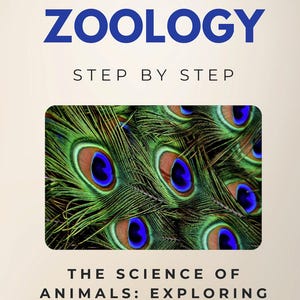 以下が含まれることがあります： 青色の「ZOOLOGY」というタイトルと「STEP BY STEP」というテキストが書かれた本の表紙。表紙には、孔雀の羽のクローズアップが描かれています。下には「THE SCIENCE OF ANIMALS: EXPLORING ANIMAL BIOLOGY, BEHAVIOR & ECOLOGY」と書かれています。