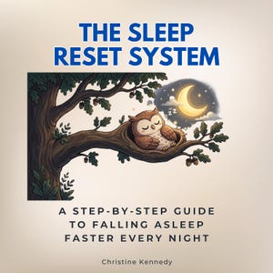 Könnte beinhalten: Buchcover mit dem Titel "THE SLEEP RESET SYSTEM" in Blau. Eine Illustration zeigt eine schlafende Eule in einem Baum mit einem Mond und Sternen. Der Text darunter lautet "A STEP-BY-STEP GUIDE TO FALLING ASLEEP FASTER EVERY NIGHT" von Christine Kennedy.