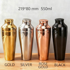 Puede incluir: Cuatro cocteleras en oro, plata, oro rosa y negro. Cada coctelera mide aproximadamente 21,9 cm de alto y tiene una capacidad de 550 ml. Los textos "GOLD", "SILVER", "ROSE GOLD" y "BLACK" est&aacute;n debajo.