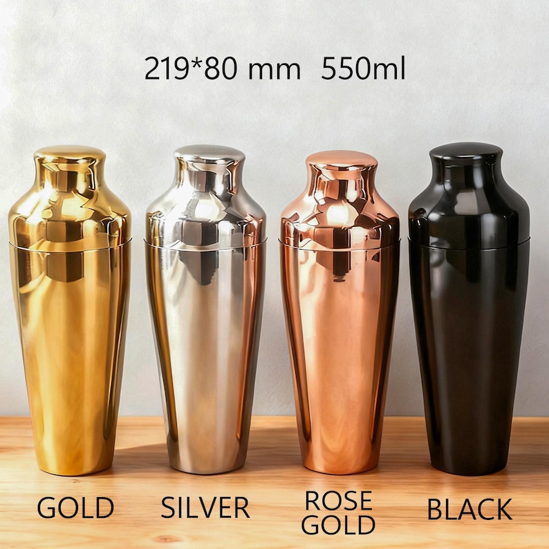 Puede incluir: Cuatro cocteleras en oro, plata, oro rosa y negro. Cada coctelera mide aproximadamente 21,9 cm de alto y tiene una capacidad de 550 ml. Los textos "GOLD", "SILVER", "ROSE GOLD" y "BLACK" est&aacute;n debajo.