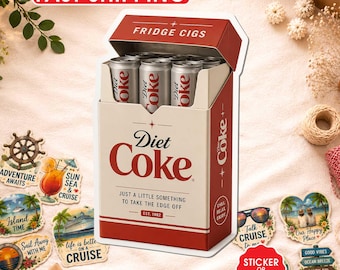 Puede incluir: Una caja rectangular diseñada para parecer un paquete de cigarrillos, con marca roja y blanca con el texto Diet Coke, Fridge Cigs y Just a little something to take the edge off. La caja contiene varias latas de refresco de aluminio.