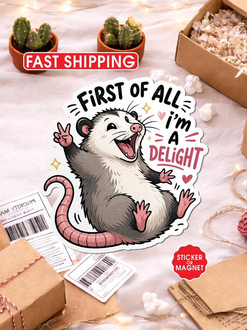 Puede incluir: Una pegatina o im&aacute;n con un dise&ntilde;o de zarig&uuml;eya de dibujos animados. La zarig&uuml;eya tiene una expresi&oacute;n alegre y un signo de la paz. El texto de la pegatina dice "First of all, I'm a Delight". La pegatina tiene un borde blanco.