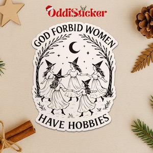 Puede incluir: Una pegatina blanca con una ilustraci&oacute;n negra de cinco mujeres con sombreros de bruja bailando en c&iacute;rculo, con el texto "GOD FORBID WOMEN HAVE HOBBIES". El dise&ntilde;o incluye una luna y estrellas.