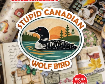 Puede incluir: Una pegatina o imán con un diseño circular que presenta un colimbo nadando en el agua, con el texto "STUPID CANADIAN WOLF BIRD". El diseño incluye una puesta de sol y pinos. Texto adicional: "STICKER OR MAGNET".