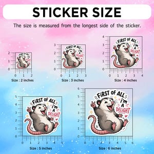 Puede incluir: Gu&iacute;a de tallas de pegatinas con un zarig&uuml;eya sonriente con el texto "FIRST OF ALL I'M A DELIGHT". Las pegatinas est&aacute;n disponibles en tama&ntilde;os de 5 cm a 15 cm, medidos desde el lado m&aacute;s largo.