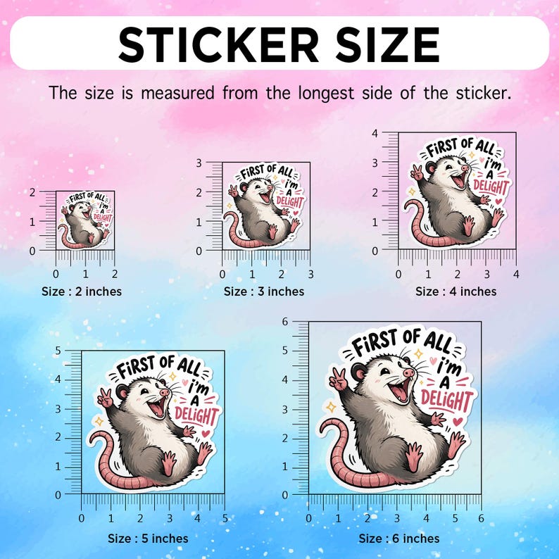 Puede incluir: Gu&iacute;a de tallas de pegatinas con un zarig&uuml;eya sonriente con el texto "FIRST OF ALL I'M A DELIGHT". Las pegatinas est&aacute;n disponibles en tama&ntilde;os de 5 cm a 15 cm, medidos desde el lado m&aacute;s largo.