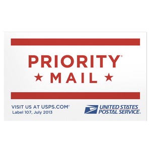 Puede incluir: Etiqueta rectangular blanca con rayas horizontales rojas y el texto "PRIORITY MAIL" con estrellas. La parte inferior de la etiqueta incluye el texto "VISIT US AT USPS.COM" y el logotipo del Servicio Postal de los Estados Unidos.