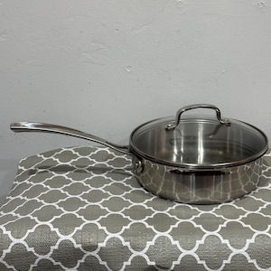 Cuisinart kastrull med lock. 2,0 qt/1,9 l. Modellnummer M8833-20. Rostfritt stål.