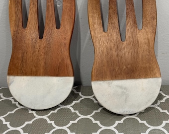 Par de soportes para ensalada de la marca Tablecraft, hechos de mármol y madera.