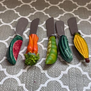 Vintage Vegetable Handles Spreaders. The Pea Handle is a bit wobbling.