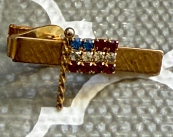 Pinza para corbata vintage de MCM con bandera estadounidense y diamantes de imitación.