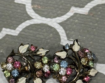 Pendientes de clip Coro Rhinestone con forma de flor pastel y hojas de esmalte blanco en tono dorado.