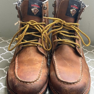 Puede incluir: Un juego de tres cuencos apilables de cerámica en tonos azules, verdes y blancos. Los cuencos presentan un esmalte moteado y un diseño sencillo y moderno. El cuenco más grande tiene aproximadamente 15 cm de diámetro.