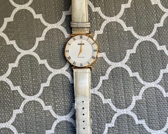 Reloj Jowissa vintage con números romanos. Reloj minimalista blanco con números romanos. Correa de cuero brillante de 30 mm. La correa podría necesitar ser reemplazada. Batería nueva.