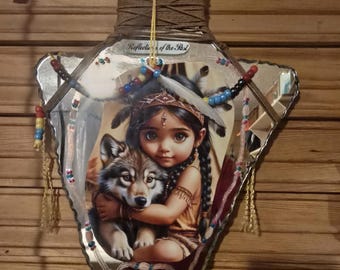 Fille d'art amérindien et louveteau