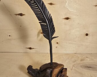 Plume en métal forgée à la main