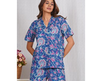 Conjunto coordinado de algodón con estampado floral azul: ropa de estar por casa de estilo bohemio para el verano.