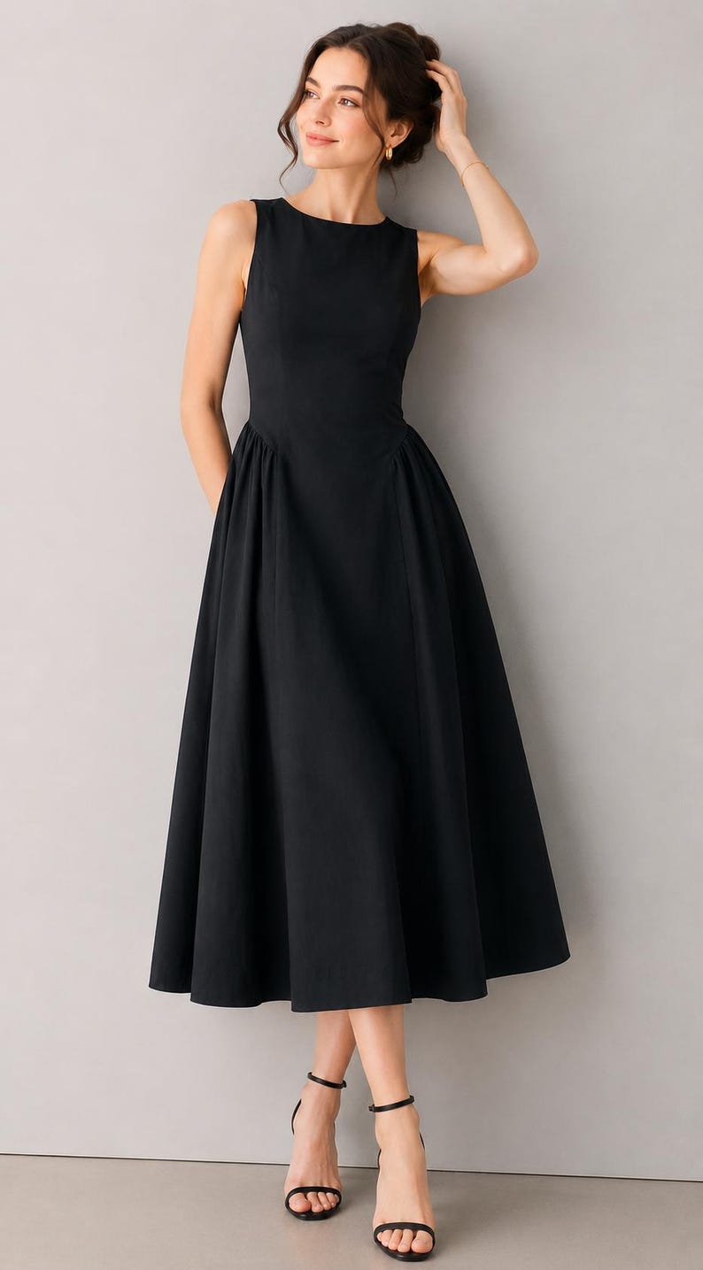 Pu&ograve; includere: Un abito midi nero senza maniche con scollo rotondo, corpetto aderente e una gonna ampia e plissettata che scende sotto le ginocchia. L'abito presenta un design pulito e a tinta unita con un punto vita strutturato e una silhouette semplice.