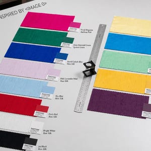 Pu&ograve; includere: Una tavolozza di colori con campioni di tessuto rettangolari in varie tonalit&agrave; tra cui magenta, smeraldo, cobalto, lavanda, azzurro, rosso, bianco, nero, giallo, ciano, menta, giallo oro e prugna, con un righello metallico da 30 cm e una lente.